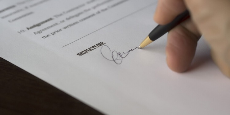 La firma di un documento su cui può esservi riportato il testo di una fideiussione.