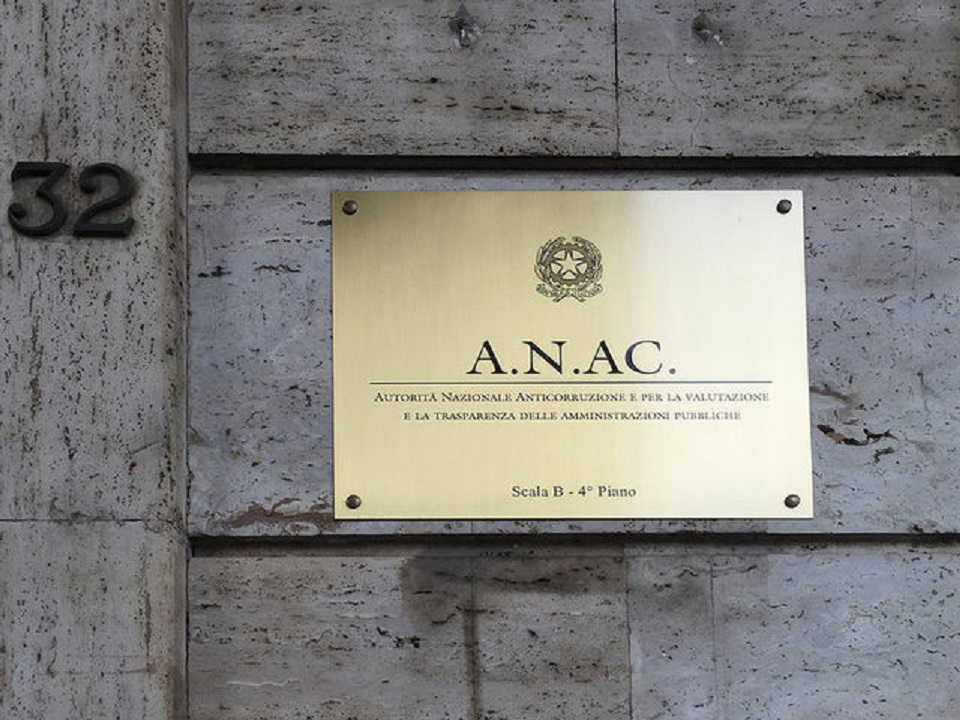 Targa affissa fuori dalla sede dell'A.N.A.C.