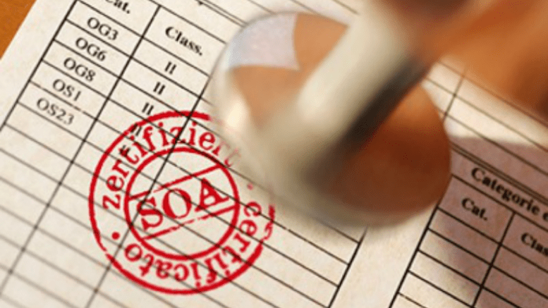 Un timbro viene apposto su una certificazione. come quello che verrà apposto sul CEL (certificato esecuzione lavori) una volta terminate le opere in costruzione.