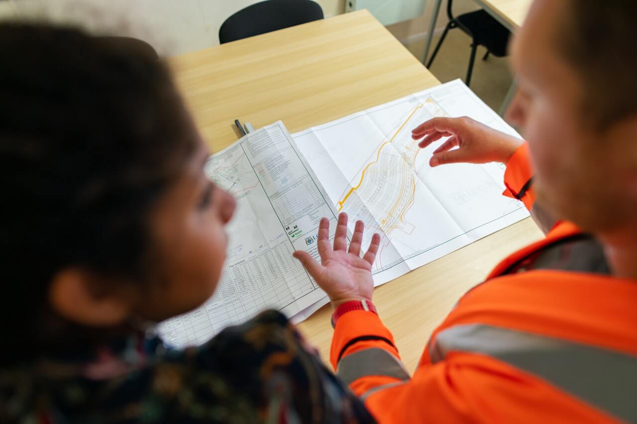 Ingegnere e committente discutono sui rischi in cantiere: l'utilità della polizza car