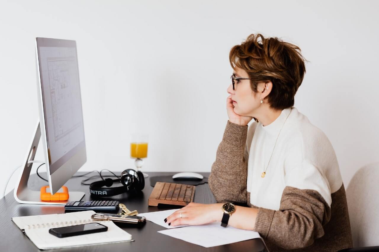 Un ingegnere davanti al Pc pensa a ottenere una concessione edilizia