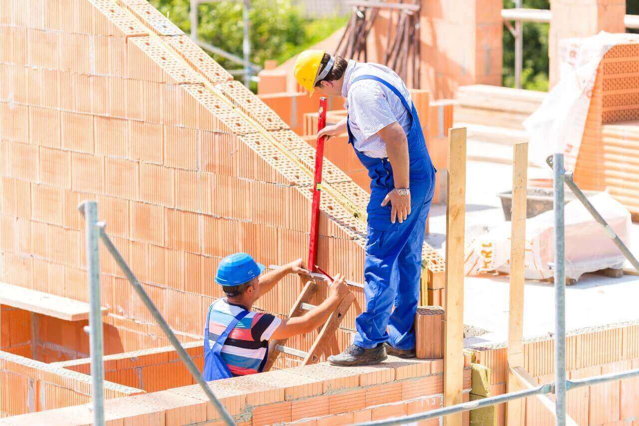 Muratori in cantiere, aperto anche grazie all'anticipazione relativa agli appalti pubblici.