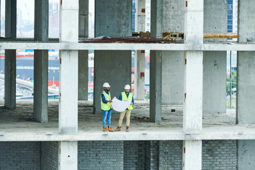 Ingegneri al lavoro in un edificio in costruzione