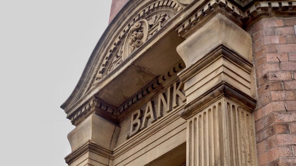 La facciata di una banca, il luogo dove viene emessa la fideiussione bancaria.